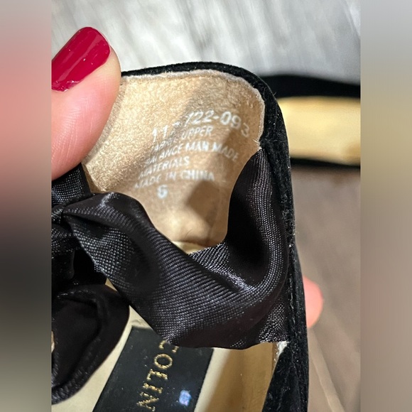 Colin Stuart Girls’ Black Velvet Bow Heels - Picture 8 of 8